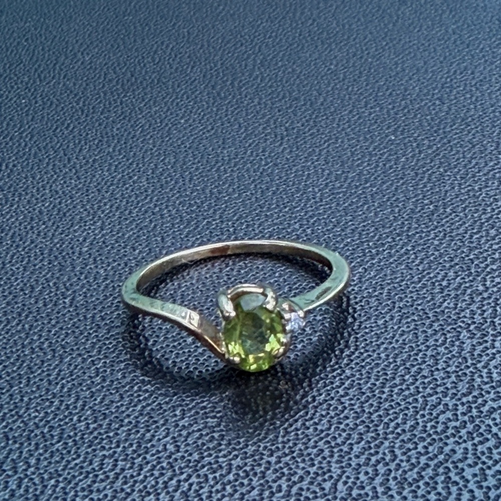 Vintage 14k solid Gold Ring with peridot - Picture 4 of 9